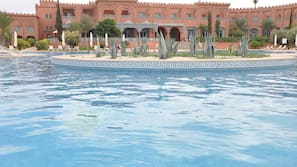 2 piscine coperte, 2 piscine all'aperto, ombrelloni da piscina, lettini