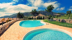 Una piscina al aire libre (de 10:00 a 20:00), sombrillas, tumbonas