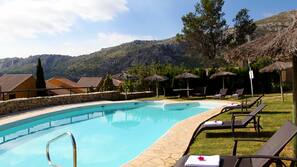 Una piscina al aire libre (de 10:00 a 20:00), sombrillas, tumbonas