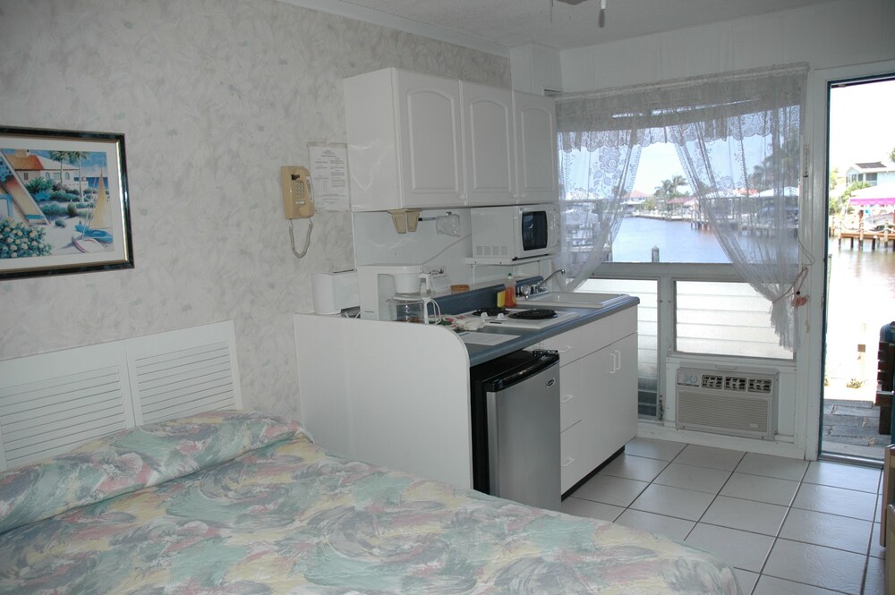 Dolphin Inn Resort 2018 Room Prices 89 Deals Reviews Expedia Hotel Front Featured Image Guestroom