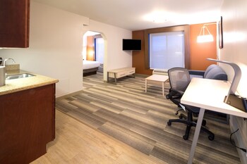 Holiday Inn Express Hotel & Suites Detroit - Utica