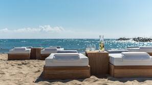 Am Strand, Cabañas (gegen Gebühr), Liegestühle, Sonnenschirme