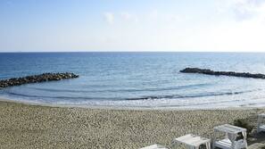 Am Strand, Cabañas (gegen Gebühr), Liegestühle, Sonnenschirme