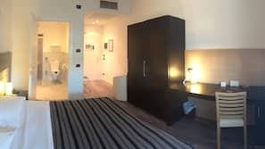Een minibar, een kluis op de kamer, een bureau, gratis babybedden