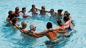 4 outdoor pools, pool umbrellas, sun loungers