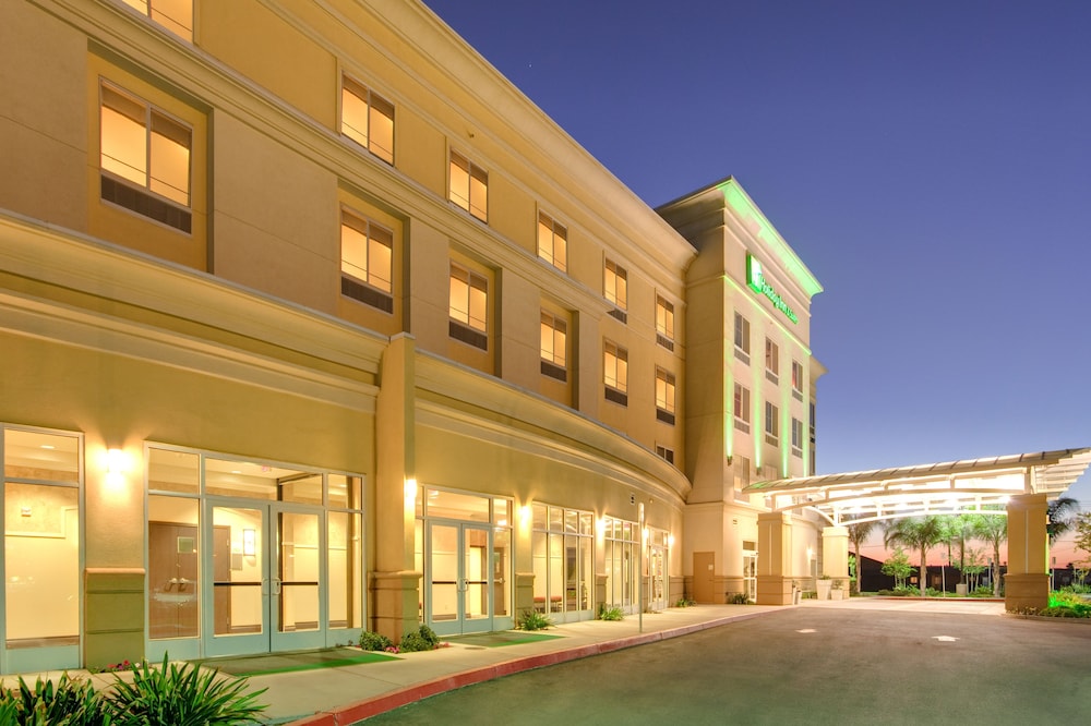 Holiday Inn & Suites Bakersfield in Bakersfield Best Rates & Deals on