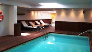 Una piscina cubierta