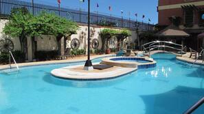 Outdoor pool, lifeguards on site