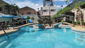 Outdoor pool, lifeguards on site