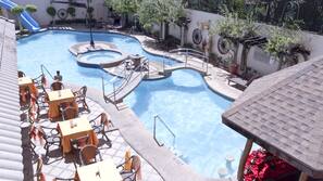 Outdoor pool, lifeguards on site