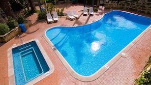 Outdoor spa bath
