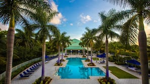 Una piscina al aire libre