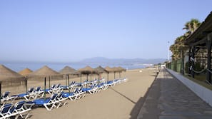 Ubicación a pie de playa, tumbonas, sombrillas y toallas de playa