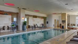 Piscina externa sazonal, espreguiçadeiras