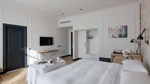 1 dormitorio, minibar, caja fuerte y escritorio