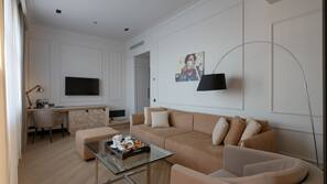 1 dormitorio, minibar, caja fuerte y escritorio