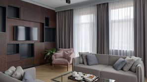 1 dormitorio, minibar, caja fuerte y escritorio