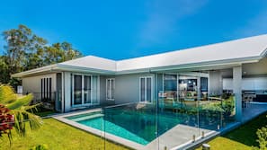 2 outdoor pools, pool loungers