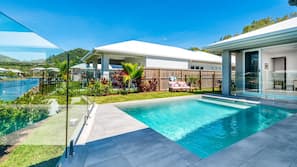2 outdoor pools, pool loungers