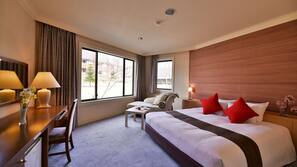 Premium bedding, down duvet, pillow top beds, in-room safe