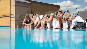 Piscina all'aperto, con ingresso dalle 10:00 alle 20:00, lettini