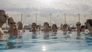 Piscina all'aperto, con ingresso dalle 10:00 alle 20:00, lettini