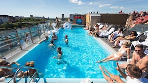 Piscina all'aperto, con ingresso dalle 10:00 alle 20:00, lettini