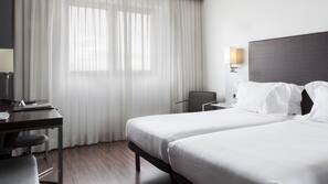 Minibar, Zimmersafe, Schreibtisch, schallisolierte Zimmer