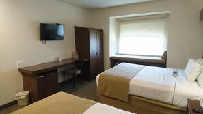 Cofres nos quartos, escrivaninha, ferros/tábuas de passar roupa