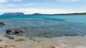 Una spiaggia nelle vicinanze, sabbia bianca, navetta per la spiaggia