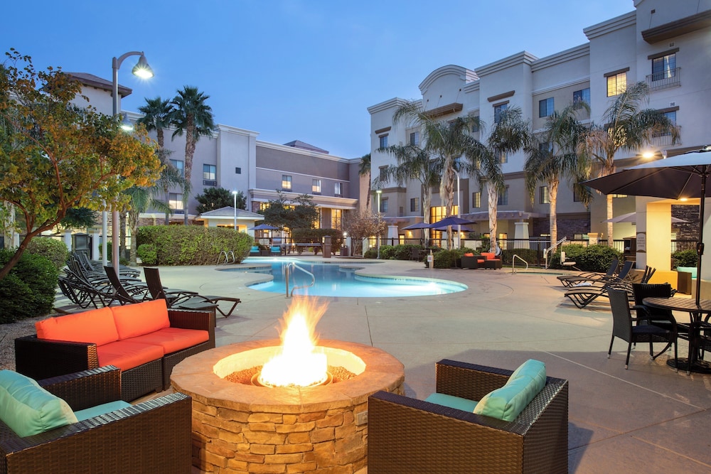 Holiday Inn Express & Suites Phoenix Glendale Sports Dist, an IHG