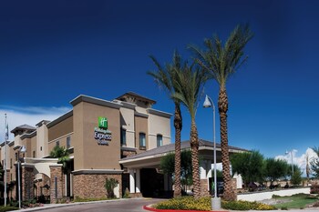 Holiday Inn Express & Suites Phoenix - Glendale Sports Dist