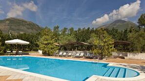 Piscina stagionale all'aperto, ombrelloni da piscina, lettini