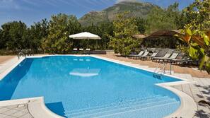 Piscina stagionale all'aperto, ombrelloni da piscina, lettini