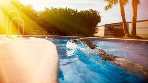 Una piscina al aire libre