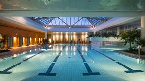 Innenpool, Außenpool, geöffnet von 10:00 Uhr bis 22:00 Uhr, Liegestühle