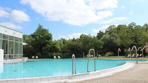 Innenpool, Außenpool, geöffnet von 10:00 Uhr bis 22:00 Uhr, Liegestühle