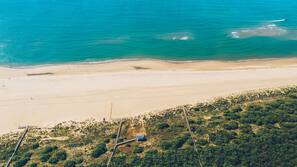 Ubicación cercana a la playa, arena blanca, tumbonas y sombrillas