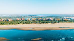 Ubicación cercana a la playa, arena blanca, tumbonas y sombrillas
