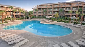 2 outdoor pools
