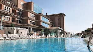 Una piscina al aire libre de temporada (de 11:00 a 20:30), sombrillas