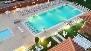 Una piscina al aire libre de temporada (de 11:00 a 20:30), sombrillas