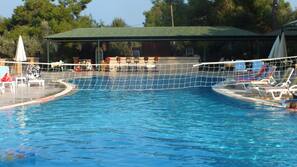 Piscine extérieure, chaises longues