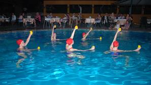 Piscine extérieure, chaises longues