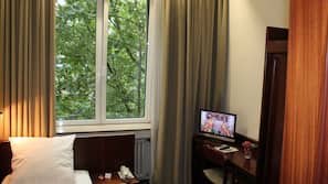 Minibar, Zimmersafe, Schreibtisch, laptopgeeigneter Arbeitsplatz