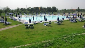 Piscina coperta, 4 piscine all'aperto, ombrelloni da piscina