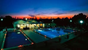 Piscina coperta, 4 piscine all'aperto, ombrelloni da piscina