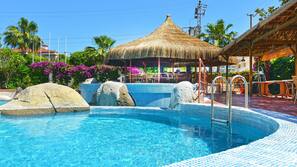 Piscine extérieure, parasols de plage, chaises longues