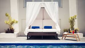 2 outdoor pools, pool umbrellas, pool loungers