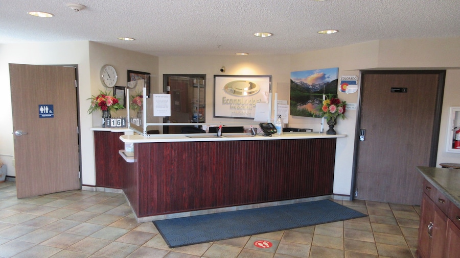 Econo Lodge Inn & Suites